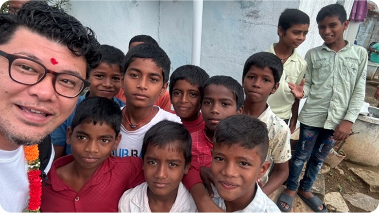 インドで子供たちと写真を撮る社員