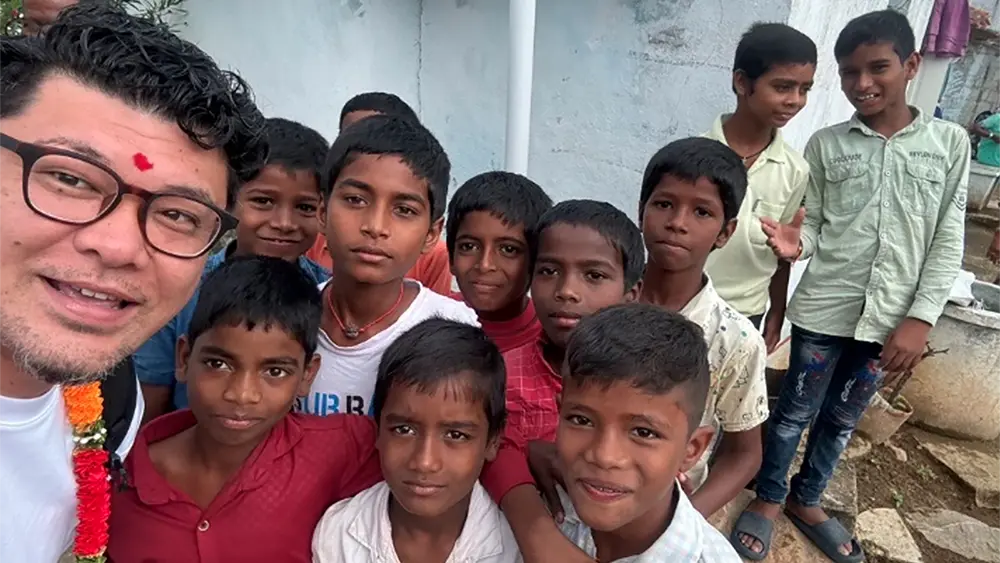 インドで子供たちと写真をとる社員