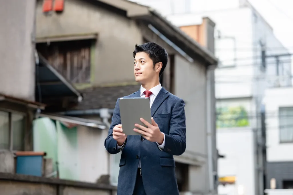 建物の前に立つビジネスマン 
