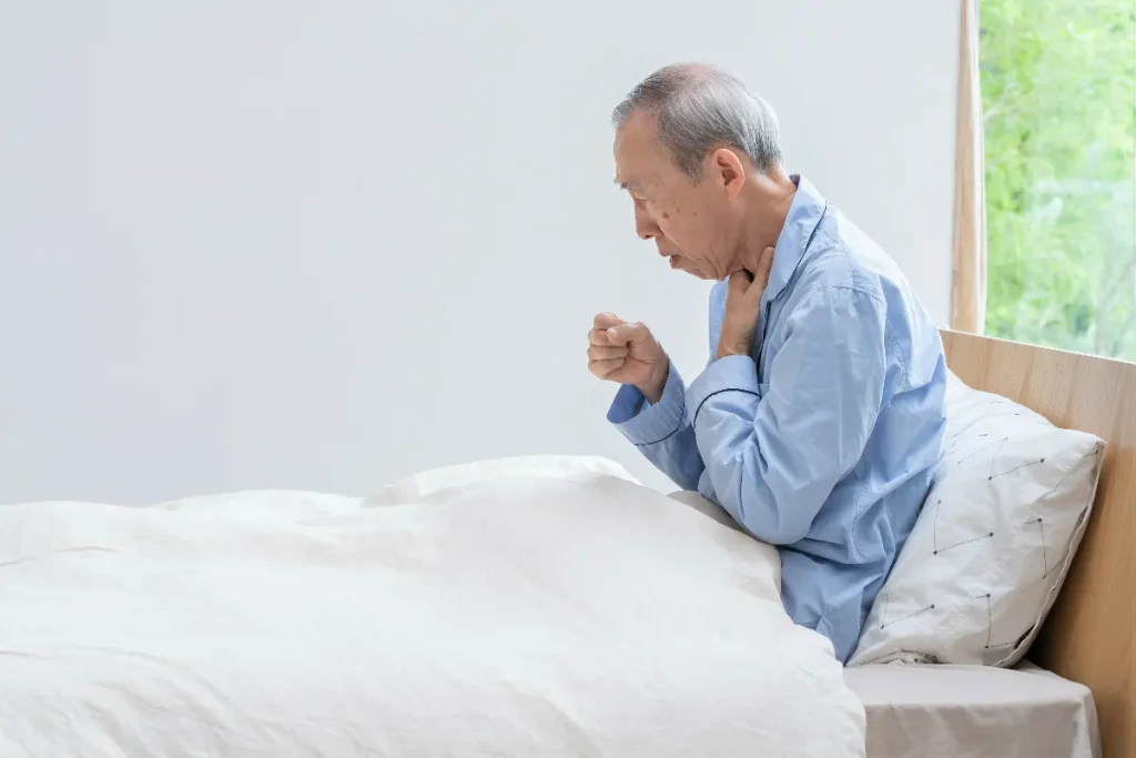 せき込む高齢者