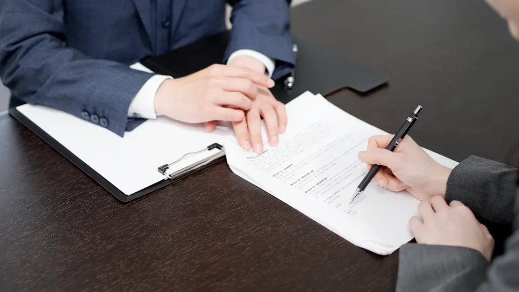A-lawyer-explaining-a-contract-related-to-asbestos-survey