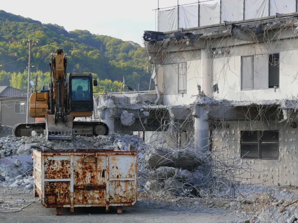 アスベスト解体現場の重機