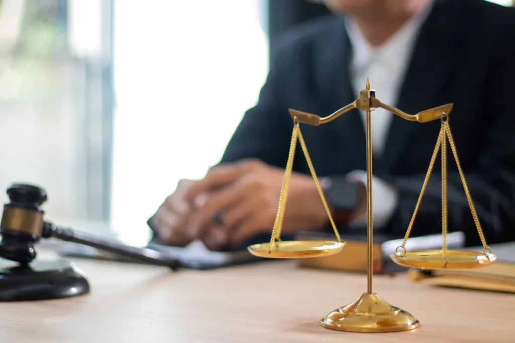 弁護士のオフィスにあるテーブルの上の裁判官の木槌