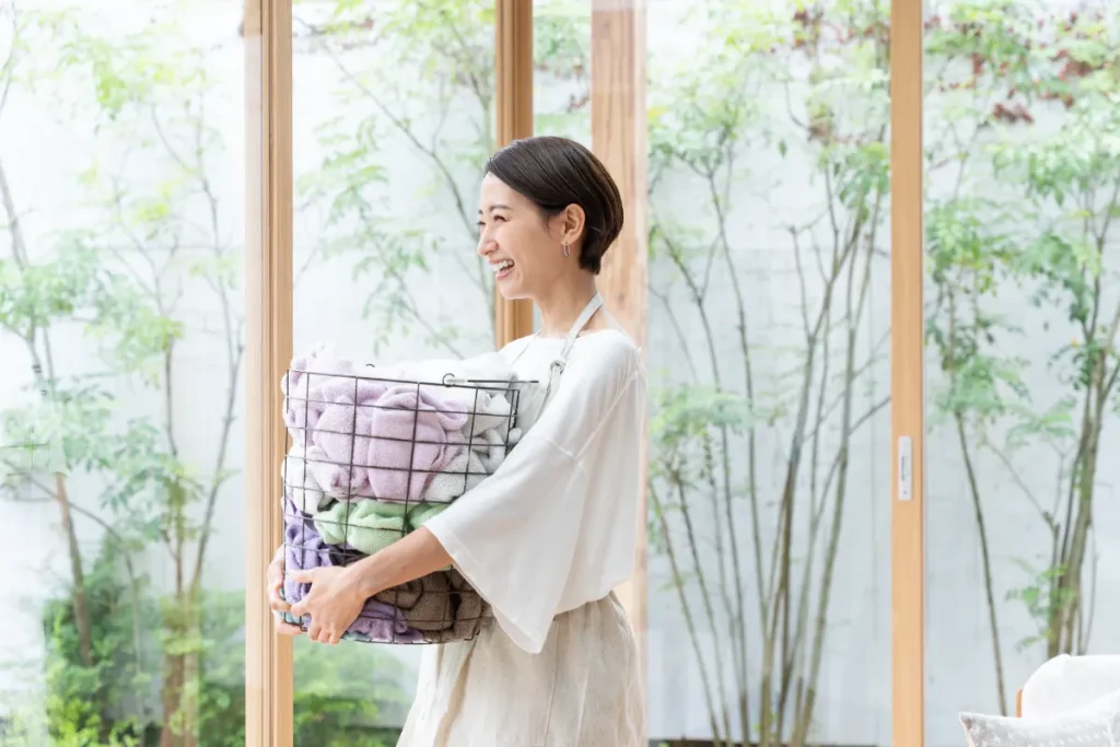洗濯をするミドル女性(家事・主婦・家)