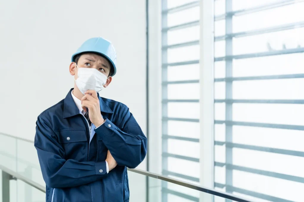 アスベスト防護のためにマスクを着用している作業員