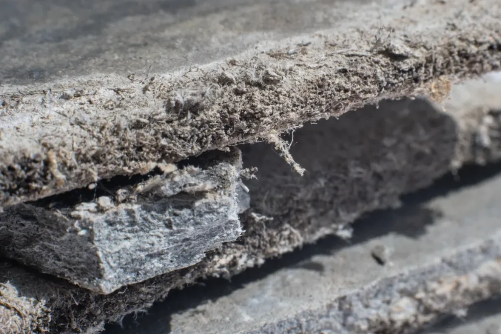 アスベスト繊維を含む建材の詳細な写真と、それによる健康被害や危険な影響。