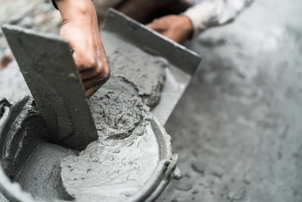 左官職人がセメントプラスターを丁寧に混ぜる

