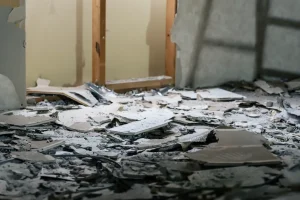 崩れ落ちた瓦礫　解体工事　災害現場