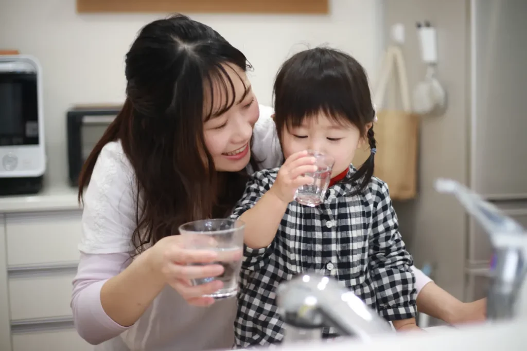 水道水を飲む親子