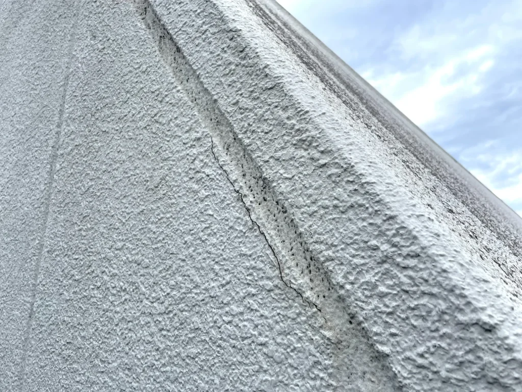 目地に沿って亀裂が入ったALC