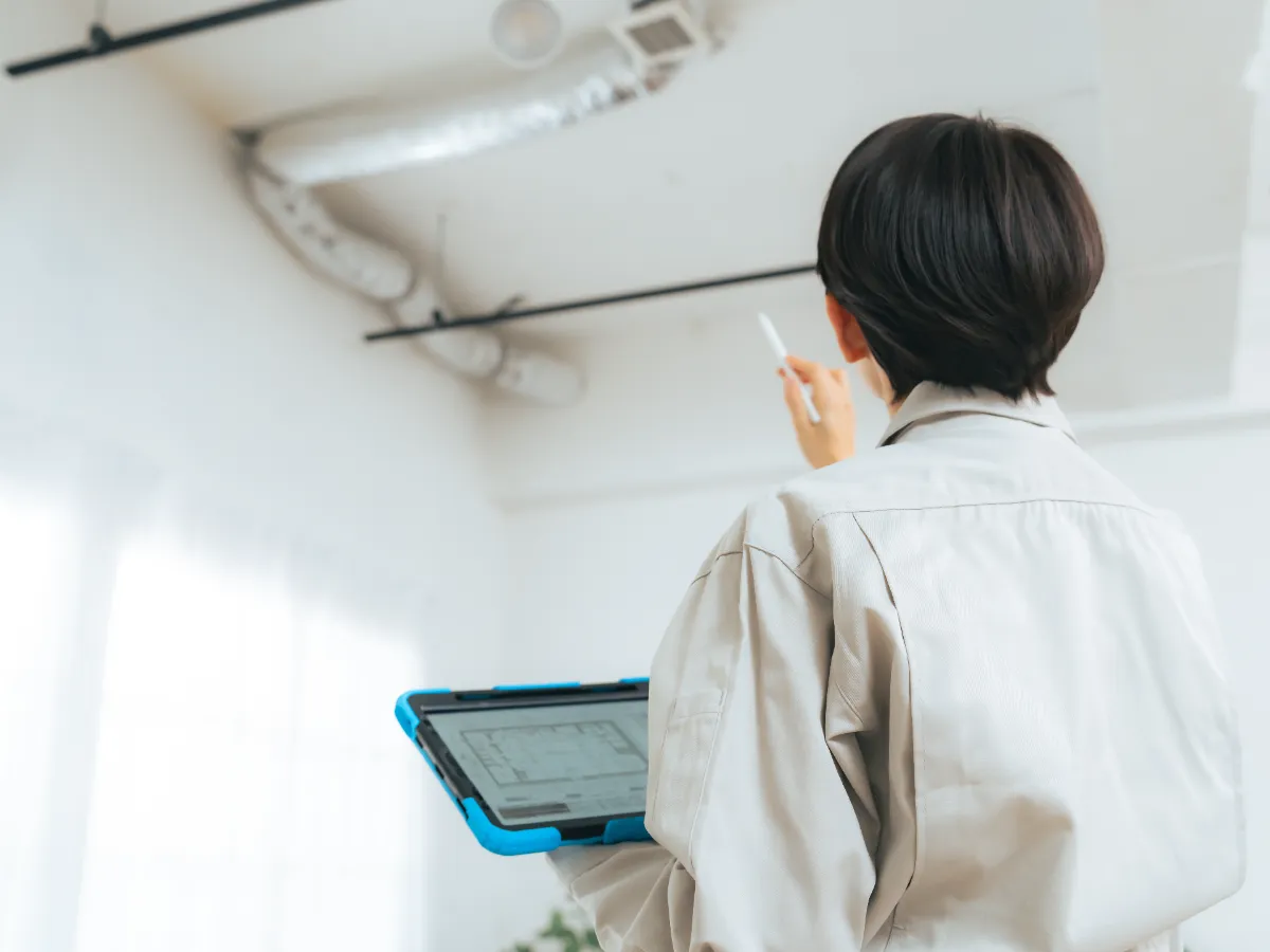 作業員による内装、ダクトレールの点検