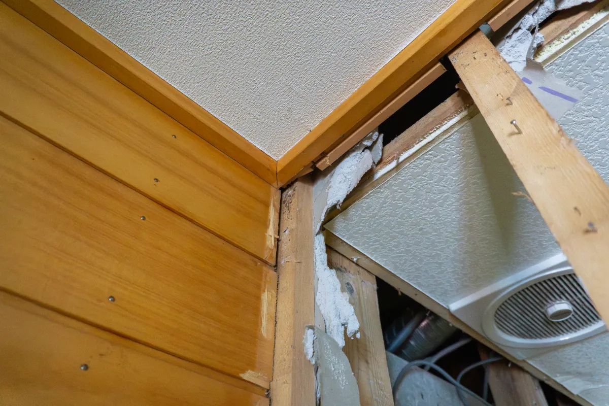 解体時の壁から見えたアスベスト含有可能性のある断熱材