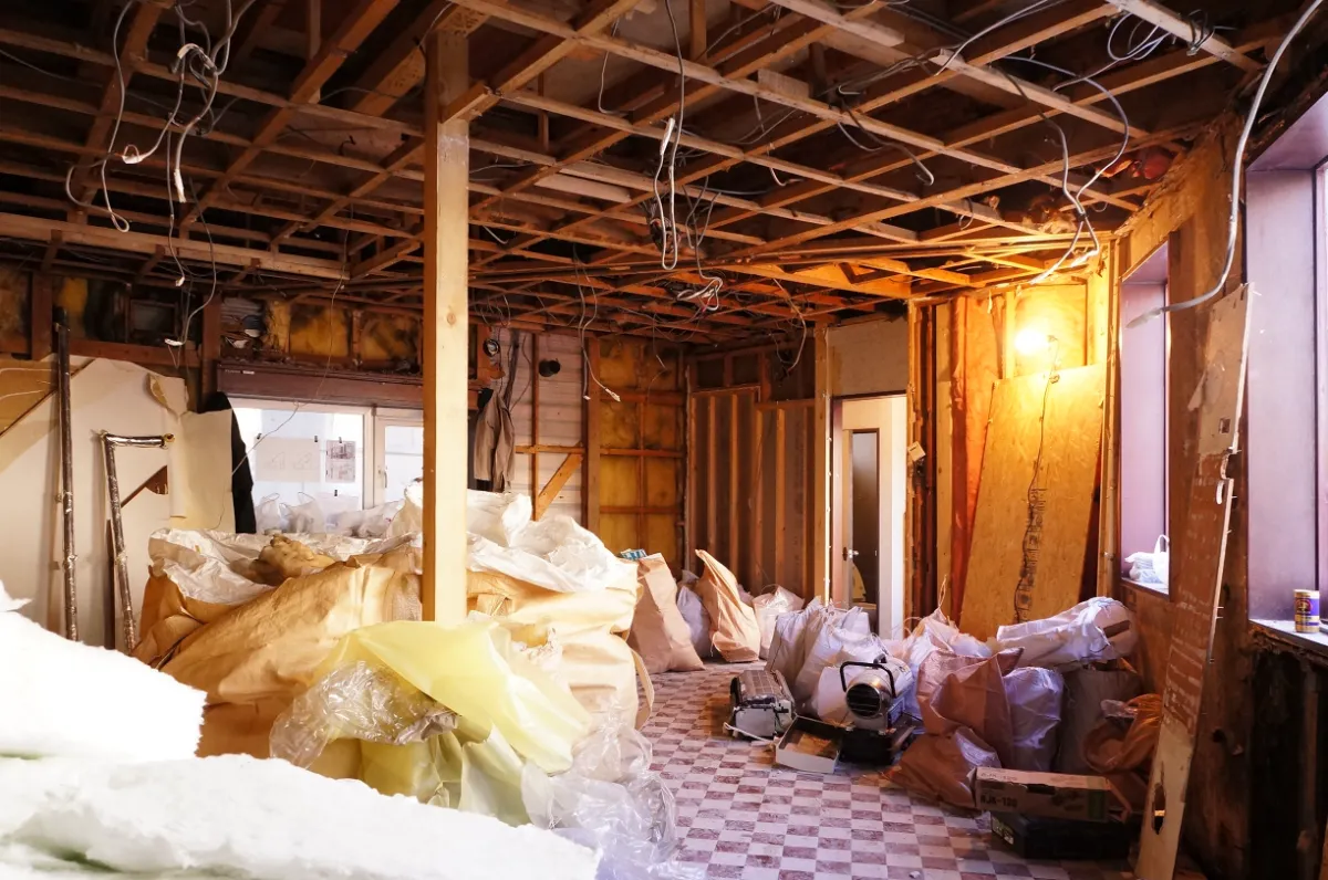 建設中の家の室内、天井からケーブルが垂れている