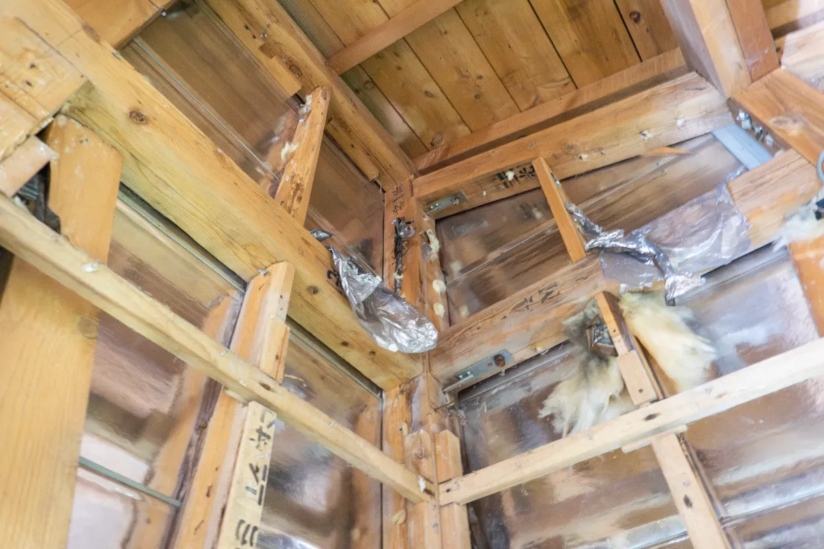 木造の家屋内の解体現場