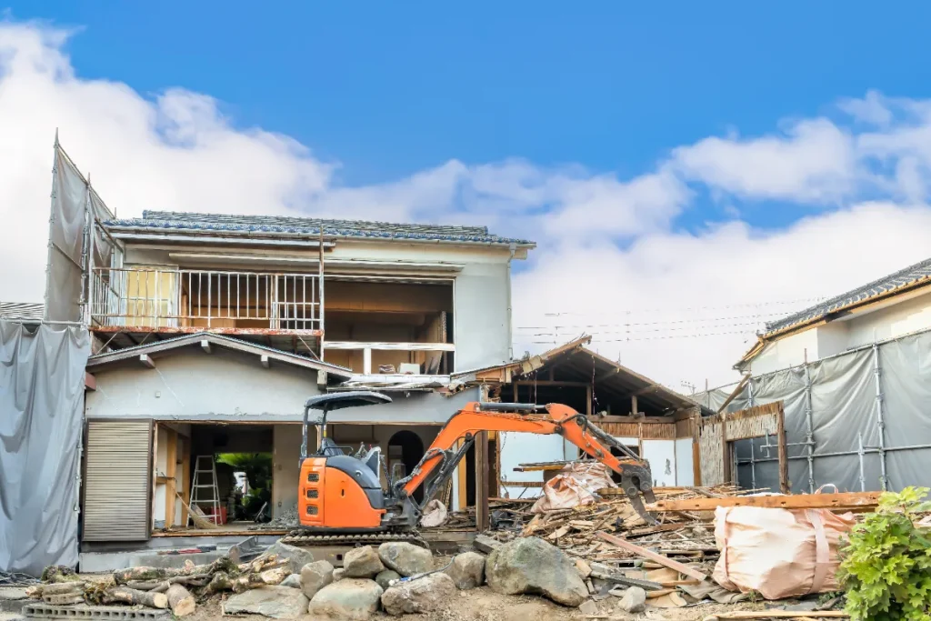 解体作業中の一軒家