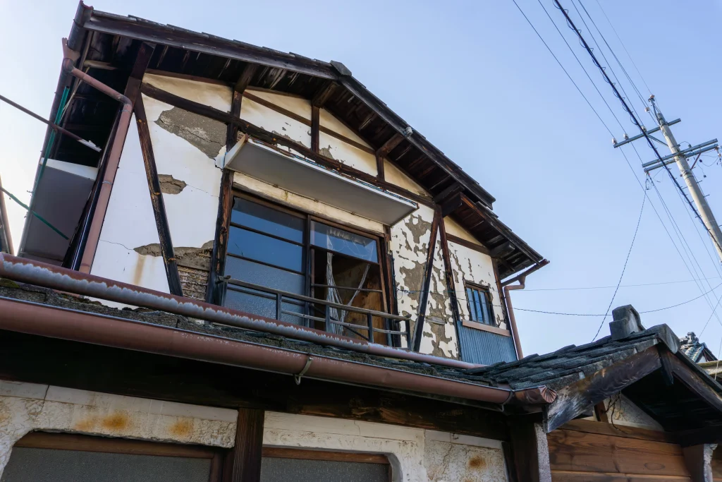 アスベスト含有の可能性のある古い老朽化した空き家 