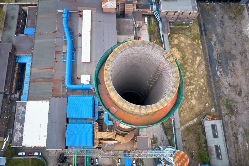 アスベスト含有可能性のある廃止された石炭火力発電所の煙突内部
