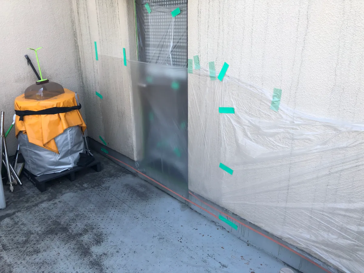 アスベスト調査・解体の現場における一戸建ての各所への養生