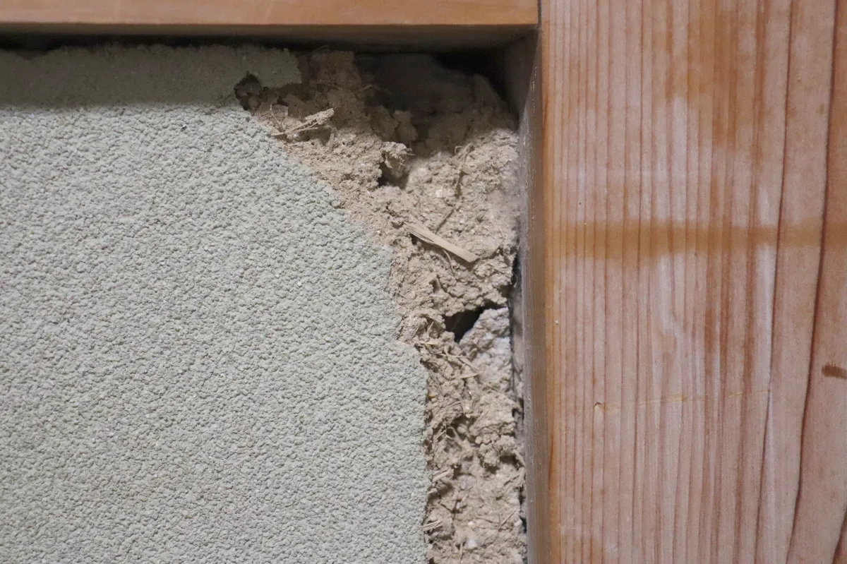 地震で痛んだ砂壁 