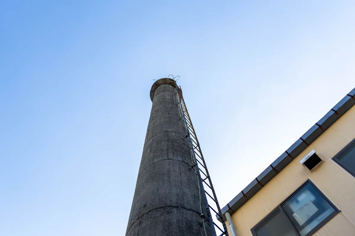 アスベスト含有可能性のある工場の煙突