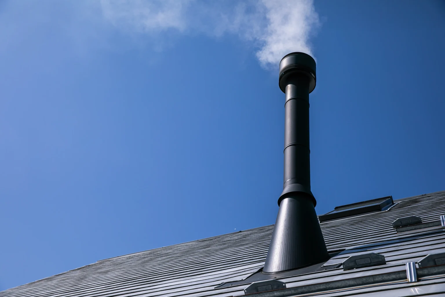 青空と煙突
