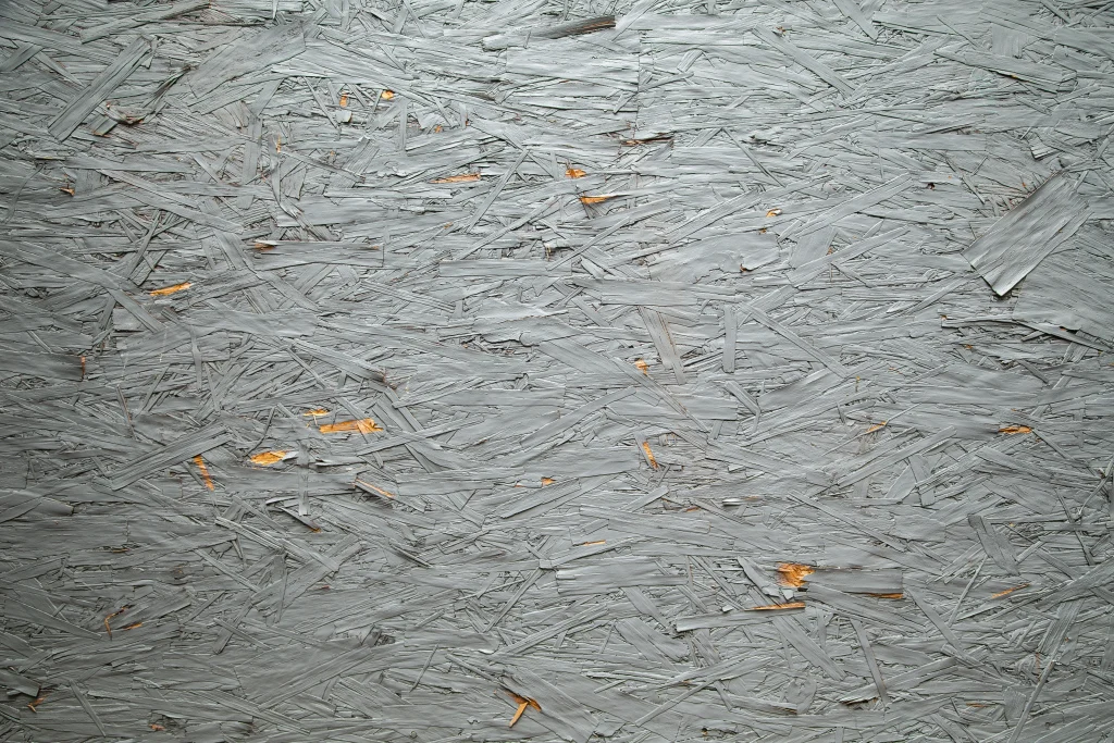 塗装の剥がれや擦り傷など、経年変化によるグランジ感のあるテクスチャが特徴的なグレー塗りの木壁