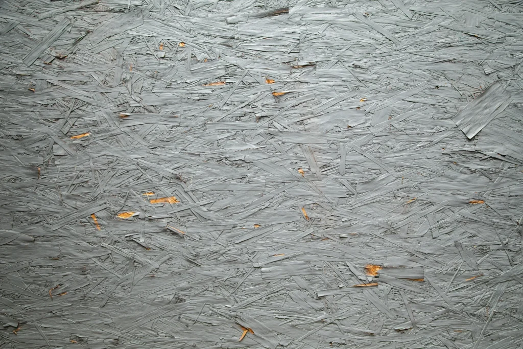 塗装の剥がれや擦り傷など、経年変化によるグランジ感のあるテクスチャが特徴的なグレー塗りの木壁