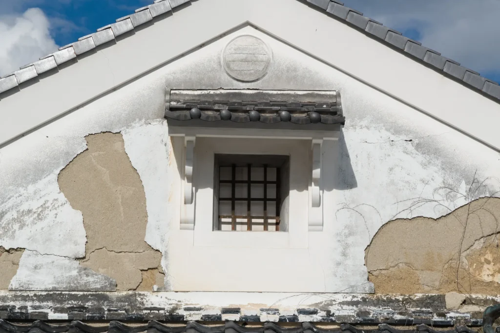 古い白漆喰の蔵 