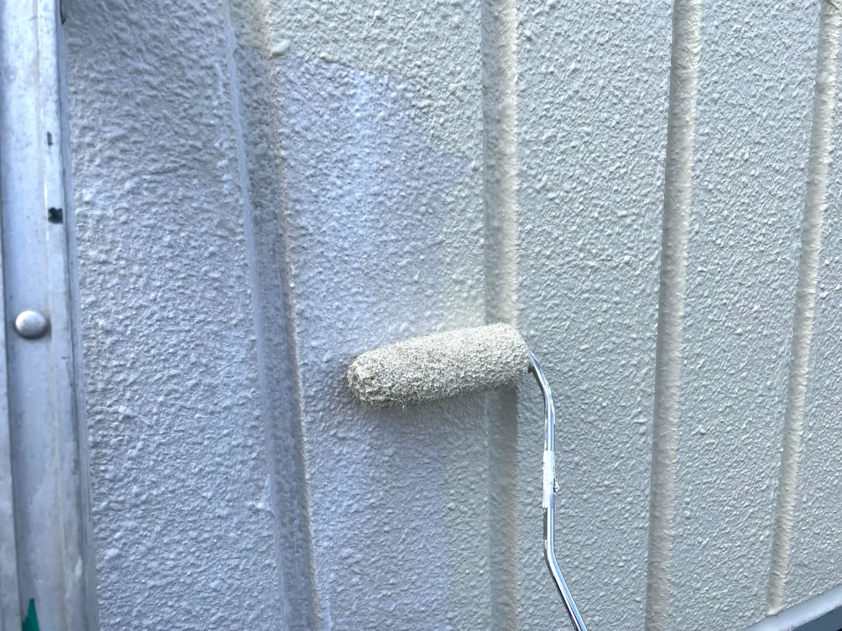 ALC壁にローラーで下塗り工事