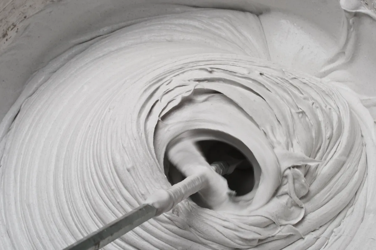 漆喰の攪拌作業