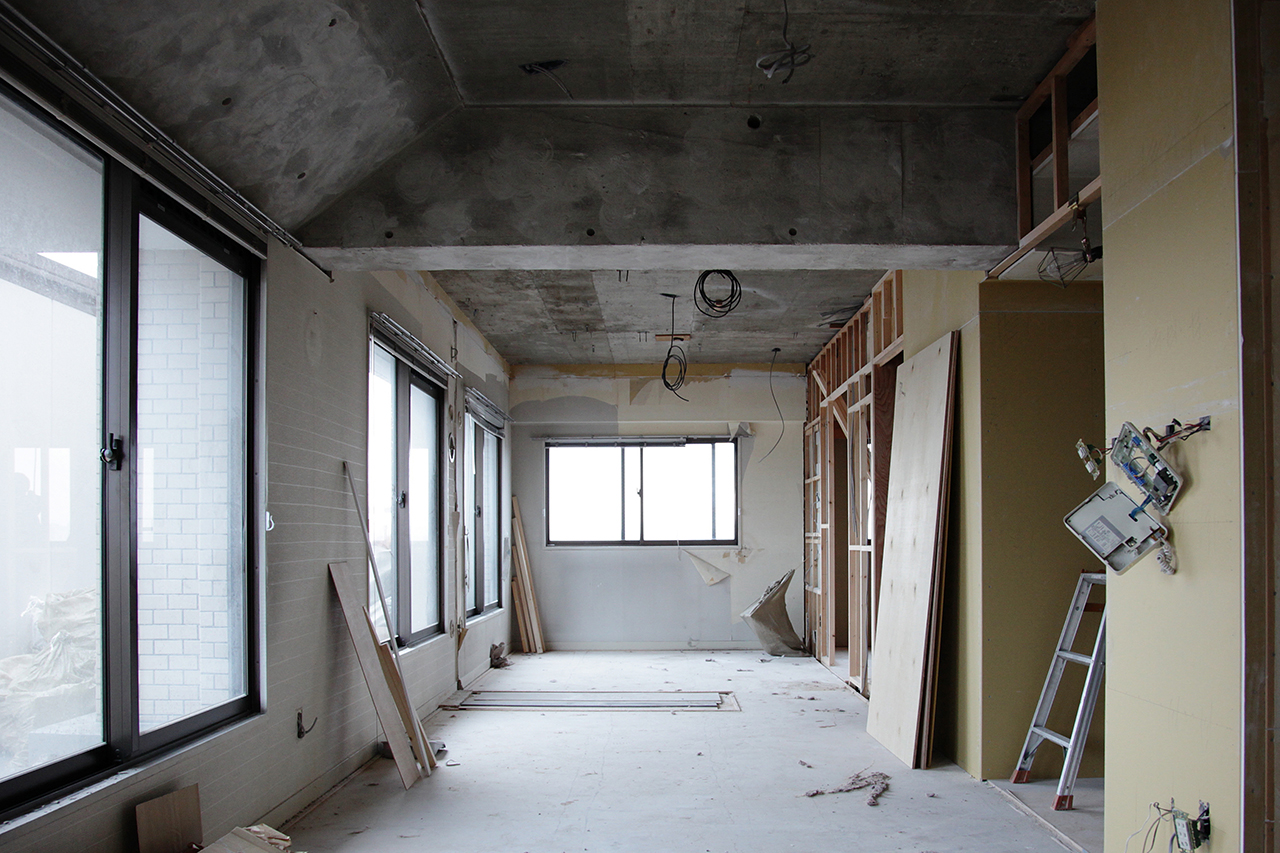 床や壁紙等を取り除いた状態の建物内の解体現場