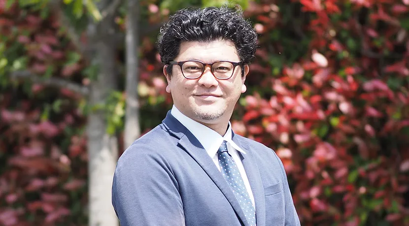 アルフレッド株式会社 代表三井伸悟の近影。アスベスト問題の根本解決に向けた熱い想いと、会社が掲げる理念・メッセージを紹介しています。　