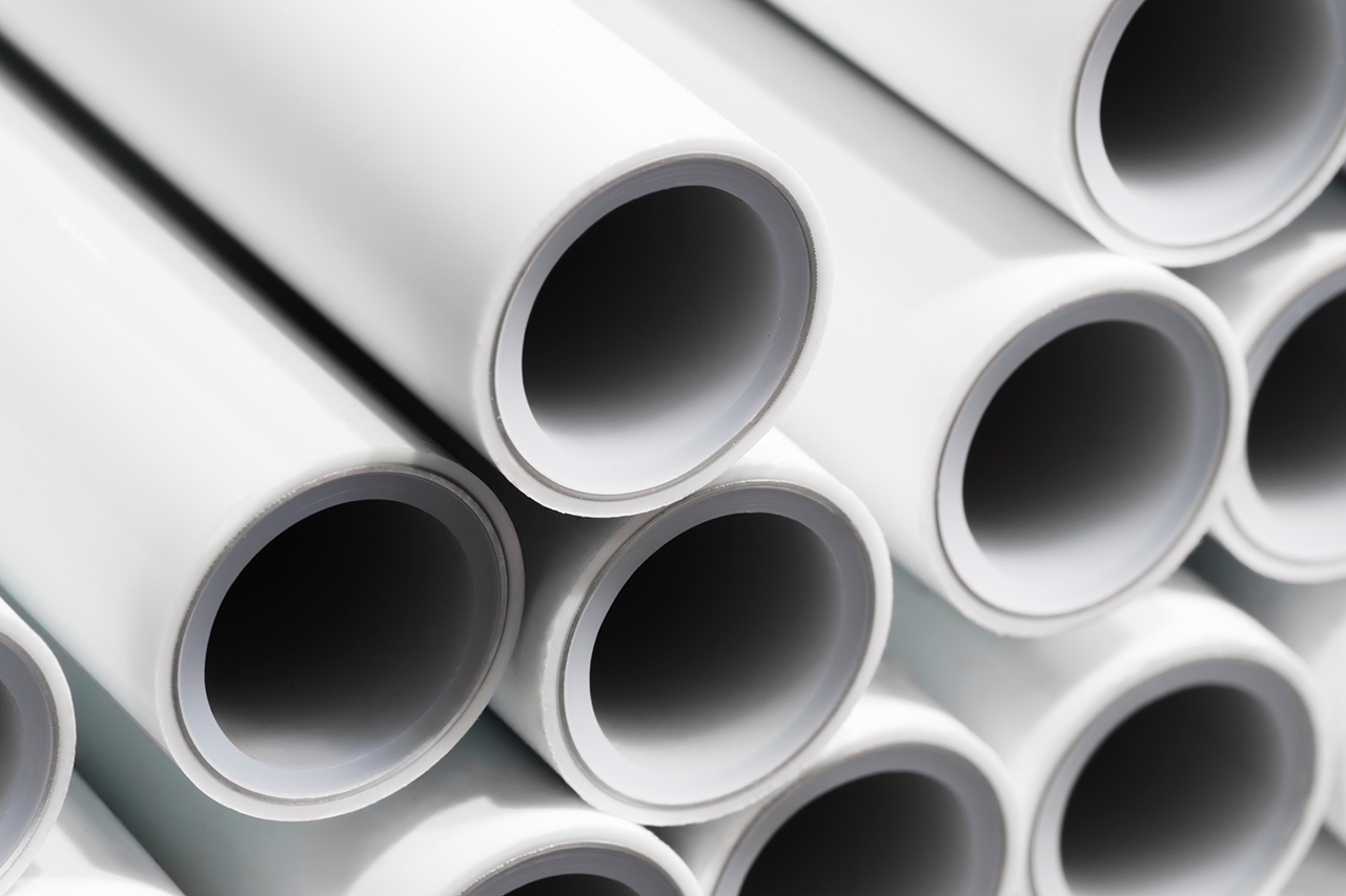 塩ビ管の外側を石綿や繊維補強セメント系耐火材等で被覆した給水管。断面が見えるように積み上げられている