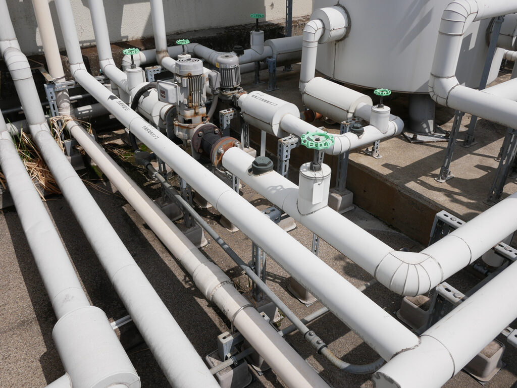 給水管として建物の屋上に配されている二層管